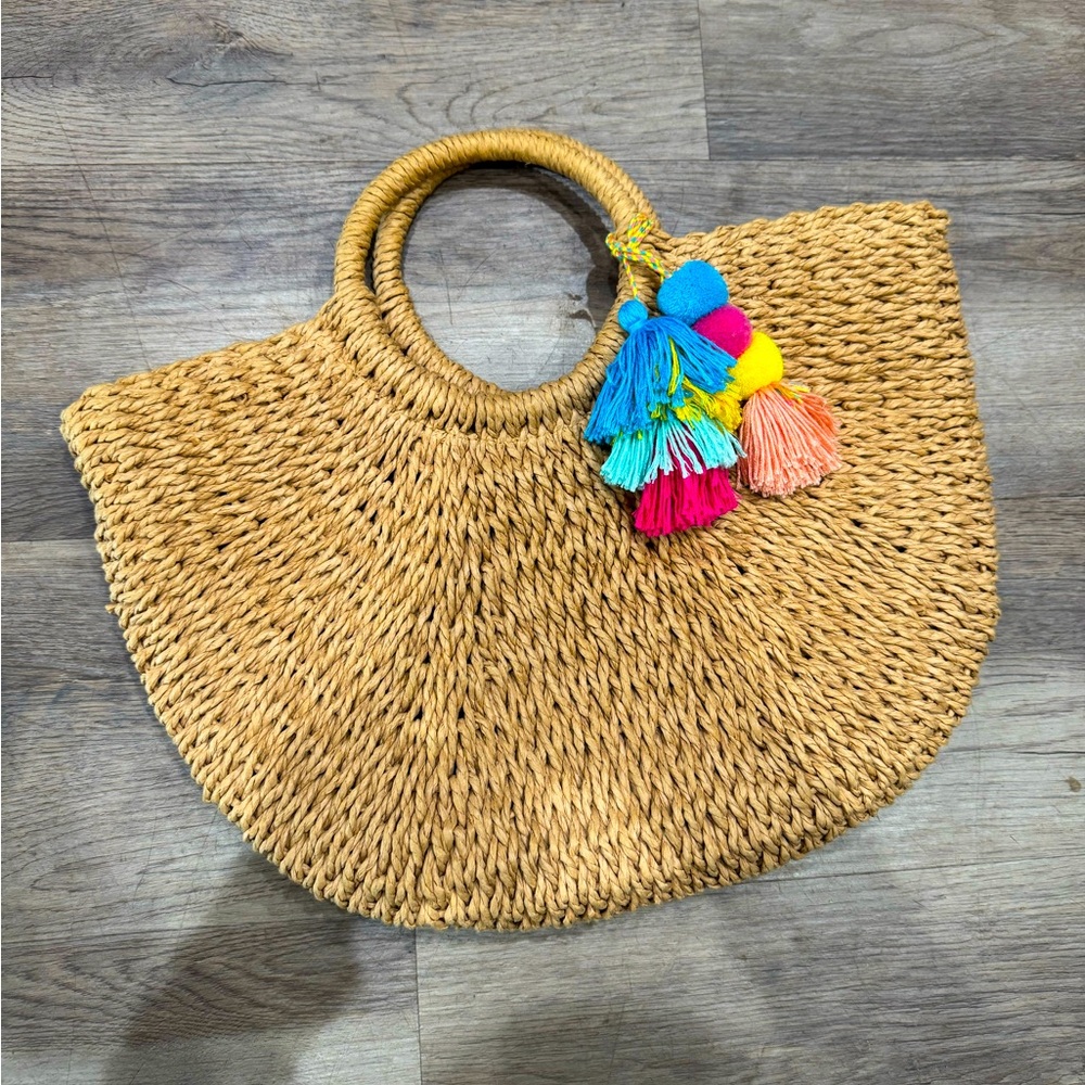 Straw summer beach bag purse with tassel